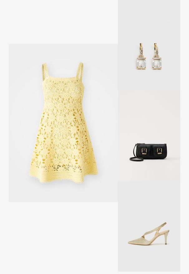 Vestido de ganchillo amarillo con escote cuadrado, tirantes finos y patrón floral. Presenta una forma acampanada con un dobladillo en forma de ondas.; Zapato de tacón con tirante tipo slingback en oro brillante, con puntera puntiaguda, tira delgada en el tobillo y un tacón esbelto. La superficie tiene un acabado metálico texturizado.; Bolso cruzado de cuero negro con dos bolsillos frontales, hebillas doradas, cierre de cremallera y una correa delgada. Superficie texturizada y forma rectangular compacta.; Pendientes en tono dorado con un cristal rectangular y transparente que cuelga por debajo de una fila de pequeños acentos redondos y claros. Diseño elegante y moderno.