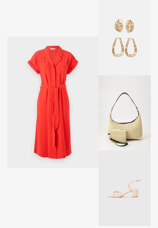 Rochie roșie cu guler, mâneci scurte răsucite, centură și două buzunare în față. Material neted, cu o croială lejeră și lungime midi.; Sandale cu toc cu curea bej, cu vârf pătrat, design frontal răsucit, curea pentru gleznă și toc pătrat. Textură netedă, stil minimalist.; Geantă din paie țesută, cu o siluetă curbată, având o curea din piele neagră netedă și un plic mic asortat, atașat printr-un breloc pentru încheietură.; Cercei aurii cu forme texturate și ondulate. Include studs sculpturale cu clip și un design de cerc deschis cu un finisaj cioplit.