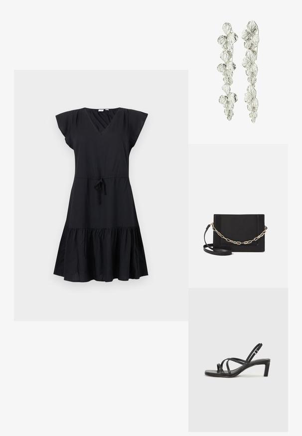 Schwarzes Kurzarmkleid mit V-Ausschnitt, tailliertem Oberteil, Kordelzug in der Taille und schwingendem, gestuftem Rock. Hergestellt aus leichtem Stoff.; Schwarze Sandale mit Riemchen, quadratischer Zehenform und niedrigem Blockabsatz. Verfügt über mehrere dünne Riemen und einen verstellbaren Knöchelriemen. Hergestellt aus glattem Leder.; Schwarze Leder-Crossbody-Tasche mit glatter Textur, rechteckiger Form und metallic-kettendetail auf der Vorderseite. Verstellbarer Gurt inklusive.; Silberohrringe mit einem floralen Design und geschichteten Blättern. Die Textur wirkt detailliert und poliert, was das natürliche Motiv betont.