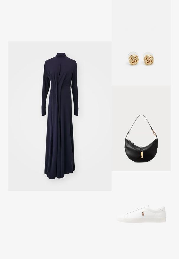 Marineblå langærmet kjole med høj hals, lavet af glat stof, med et centralt draperingsdetalje og fuldlængde nederdel.; Hvide lædersneakers, lavtop design, med en glat tekstur, rund tå, snørret front og et lille broderet logo på siden.; Sort læderhåndtaske i halvmåneform. Har en gylden hardwaredetalje og en smal rem. Glat tekstur, lynlås lukning øverst.; Guldtonede knude-stud øreringe med et vredet design. Hver ørering har en cirkulær klar bagside for sikker brug.