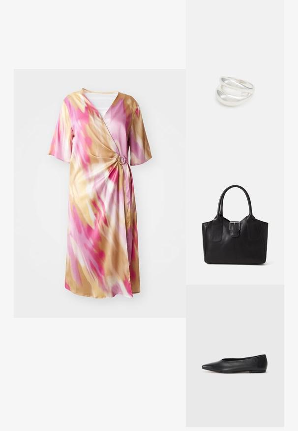 Satīna apģērbs ar iegriezumu, kas ietver rozā, bēša un baltas abstraktas rakstus, ar īsām piedurknēm un sānu mezglu.; Melna ādas baleta kurpe, ar norādītu purngalu, minimālisma dizains, gluda tekstūra, zema papēža augstums, bez redzamiem aksesuāriem vai rotājumiem.; Melnas ādas somiņa ar gludu tekstūru, strukturētu formu, divām rokturām un izteiktu sudraba sprādzi priekšpusē.; Sudraba divu joslu gredzens ar gludu, pulētu virsmu. Iezīmējas ar plūstošu, izliekta dizaina struktūru ar pārklājošām sekcijām modernam izskatam.