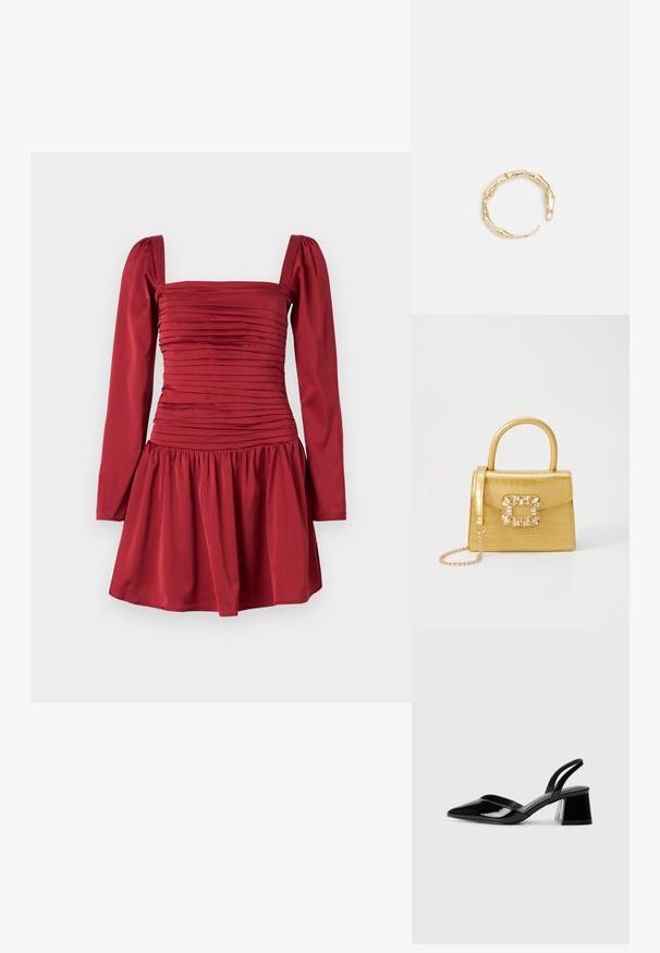 Abito rosso con maniche lunghe, scollatura quadrata e tessuto arricciato lungo il corpetto; si allarga in una gonna plissettata.; Décolleté in vernice nera con punta affusolata e tacco in geometria cubica. Presentano un design elegante e minimalista, con una texture liscia.; Borsa finta coccodrillo gialla con design strutturato, manico superiore, tracolla a catena removibile e abbellimenti in cristallo decorativi sulla chiusura.; Anello in tono oro con un design organico e Twisted, caratterizzato da una superficie liscia e punte affusolate, che crea un aspetto moderno e scultoreo.