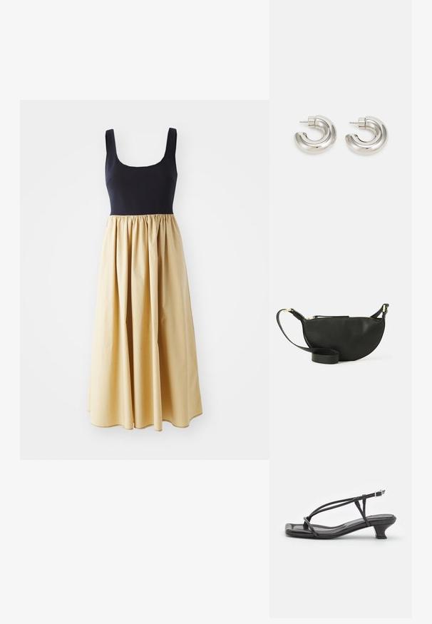 Mouwloze jurk met een strakke marineblauwe lijfje en een luchtige, gathered gele rok. Katoenmix stof, vloerlange, gladde textuur.; Zwarte leren sandaal met dunne banden, lage blokhak en vierkante neus. Heeft een gespsluiting en een zachte textuur.; Zwart leren schoudertas met een halve maanvorm, textuur oppervlak, gouden rits en een platte schouderband. Compact ontwerp geschikt voor de benodigdheden.; Zilverkleurige hoepeloorbellen met een glad, gebogen ontwerp en een gestructureerd oppervlak, met een stud voor bevestiging.