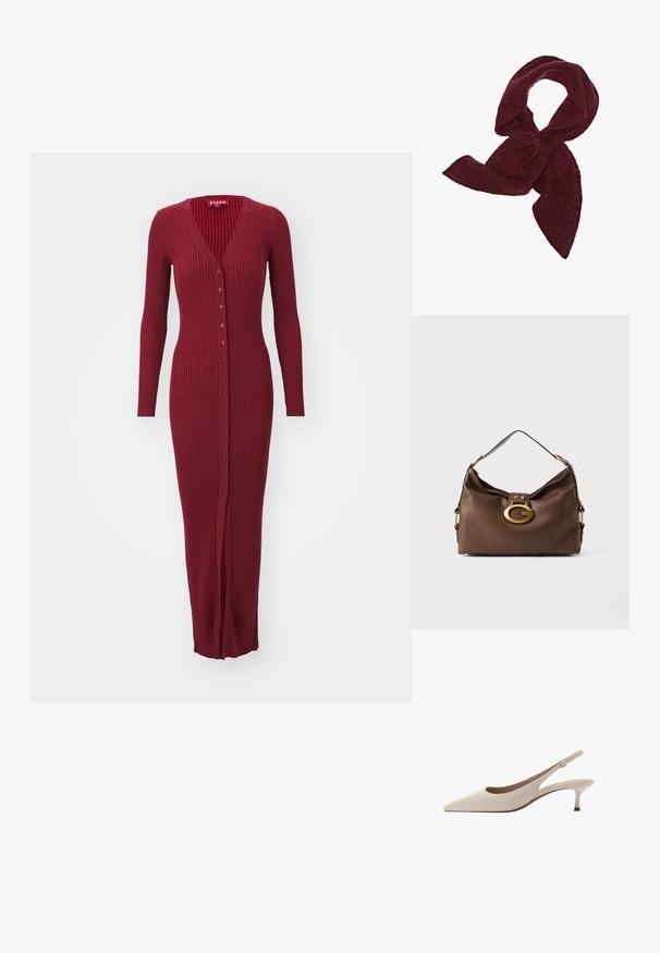 STAUD MAXI SHOKO - Pletené šaty - syrah; Béžové lodičky na podpatku s špičatou špičkou a nízkým rozšířeným podpatkem. Vyrobené z hladké kůže s minimalistickým designem a nastavitelným páskem.; Burgundská šála vyrobená z měkké, strukturované tkaniny; má prodloužený tvar s špičatými konci, ideální pro omotání nebo uvázání.; Hnědá kožená kabelka s texturovaným povrchem, která má zlatý kovový klip a jeden zakřivený ramenní popruh.