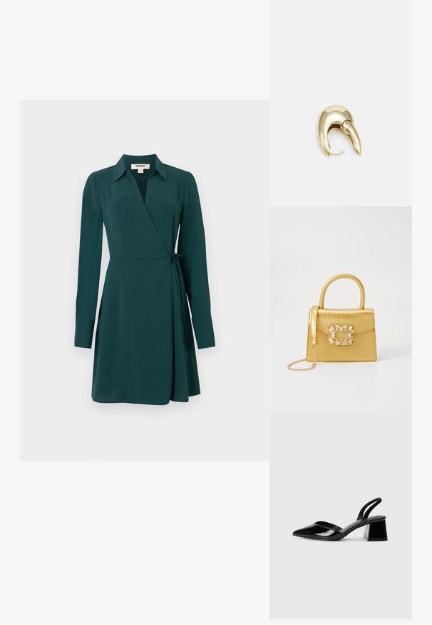 Zöld, hosszú ujjú, galléros, oldalt megkötős ruha. Mellzsebével rendelkezik és sima textúrájú, lágy esésű szoknyája van.; Fekete lakk bőr szandálkés magas sarkú cipő, hegyes orral és geometrikus tömbsarkakkal. Karcsú, minimalista dizájn és sima textúra jellemzi.; Sárga műbőr krokodil mintás kézitáska strukturált kialakítással, felső fogantyúval, leválasztható lánccal és díszes kristály díszítéssel a záron.; Aranyszínű fém fülbevaló, elegáns, ívelt formával. Különleges hegyes alak, fényes felszín és zsanéros záródás jellemzi.