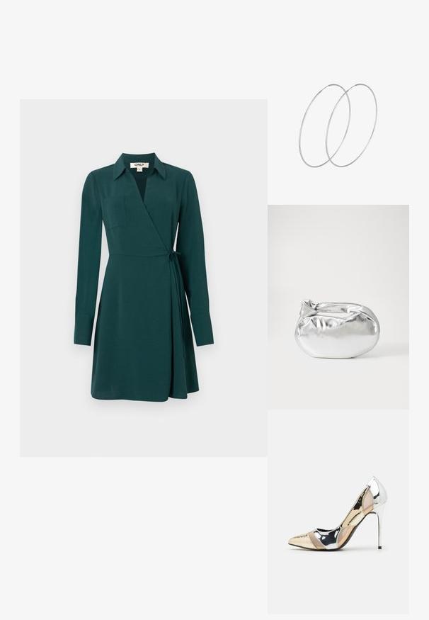 Zaļš apģērbs ar garām piedurknēm, apkakli un sānu sasieti. Tam ir krūšu kabata un gluda tekstūra ar plūstošu svārku.; Apspīlēta augstpapēžu kurpe ar zeltītu, sudrabi un neitrālu krāsu kombināciju. Spīguļojoša virsma ar izgriezuma dizainu, aprīkota ar stiletto papēdi.; Sudraba metāliska poga somiņa ar mīkstu, noapaļotu formu un mezgla augšējo aizdari. Izgatavota no gludas mākslīgās ādas materiāla.; Sudraba gredzenveida auskari ar minimālistisku dizainu. Cirkulāra forma, gluda tekstūra un plāns profils. Vieglu svaru ar spīdīgu apdari.