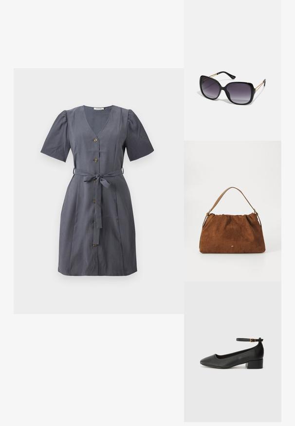 Rochie gri cu decolteu în V, mâneci scurte bufante, nasturi în față și curea din material. Textură netedă și design până la genunchi.; Pantof cu toc negru din piele, cu vârf ascuțit și toc mic pătrat. Dispune de o curea la gleznă cu o cataramă în tonuri de aur. Textură netedă.; Ochelari de soare negri, supradimensionați, cu lentile degradate, rame groase și detalii cu lanț de ton auriu pe brațele templului.; Geantă din suede maro cu un design plisat, având o curea din piele bej și un detaliu subtil cu logo auriu în partea din față.