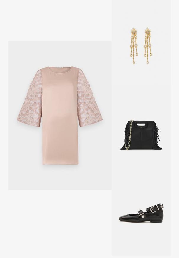 Svetlo roza obleka s trdim bodicem in prosojnimi rokavi iz cvetlične čipke. Ima okroglo izrez in ohlapen kroj, kar poudari eleganten dizajn.; Črne lakaste balerinke s kvadratnim prstom, trakovi okrog gležnja z zlatimi dodatki in ravnim podplatom. Gladka tekstura z minimalističnim dizajnom.; Črna usnjena ročna torba z detajli fringa, zlatim verigo za rame in izrezanim ročajem. Na sprednji strani je nameščen logotip.; Zlato-tonirane uhane z več kaskadnimi verigami, ki vključujejo prozorne ovalne kamenčke in okrasne zgornje dele.