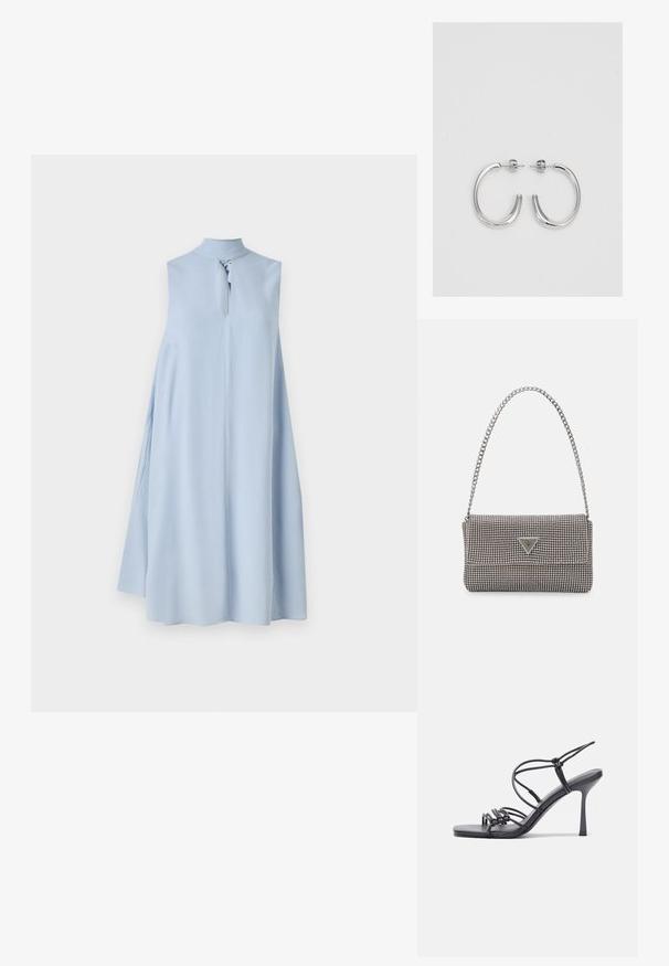 Vestido sem mangas azul claro com alta gola e detalhe em forma de buraco na parte da frente. Feito de um tecido suave, possui uma silhueta ampla e fluida.; As sandálias de salto alto pretas apresentam tiras finas com um design em nó, uma biqueira quadrada lisa e um elegante salto agulha.; Bolsa metálica cinza claro com uma alça de corrente, adornada com pequenos rebites metálicos circulares e um logótipo triangular da marca.; Brincos de argola prateados com um acabamento suave e brilhante. Forma arredondada, design leve, com fecho de pino.