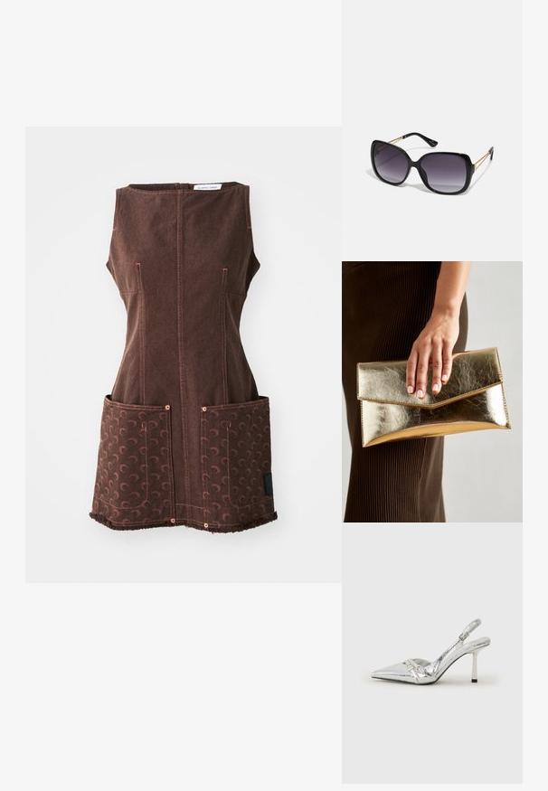 Hnědá denimová zástěra s přiléhavým korzetem, dvěma velkými vzorovanými kapsami, viditelným švem a mírně třepeným lemem na spodní části.; Stříbrná slingback vysoká podpatková bota s špičatou špičkou, metalickým povrchem, dvěma Dekorativními pásky a štíhlým podpatkem s černým hrotem.; Černé oversized sluneční brýle se gradientními skly, silnými rámy a zlatými řetízkovými detaily na nožičkách.; Zlatá metalická kabelka typu clutch s hladkým povrchem, s trojúhelníkovým zavíráním. Ruka, která ji drží, má pečlivě upravené nehty.