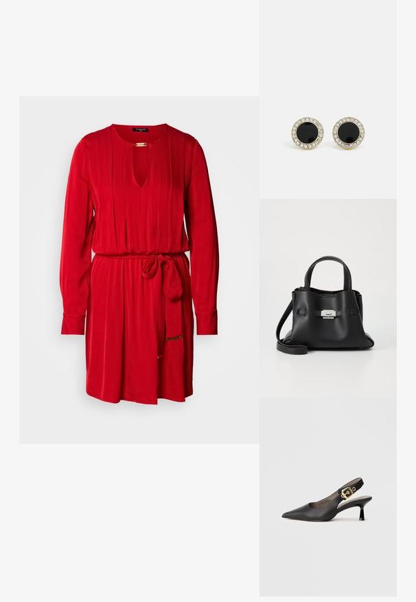 Rode jurk met een keyhole halslijn, lange mouwen, geplisseerd ontwerp en een bijpassende strikriem in de taille. Gemaakt van een gladde stof.; Zwarte slingback hoge hak schoenen met een spitse neus, een gladde leren textuur en een gouden gespaccent op de band.; Zwarte leren handtas met een gestructureerde afwerking, voorzien van twee handvatten, een verwijderbare schouderband en een zilveren sluiting.; DKNY INLAY STUD - Oorbellen - black/gold-coloured