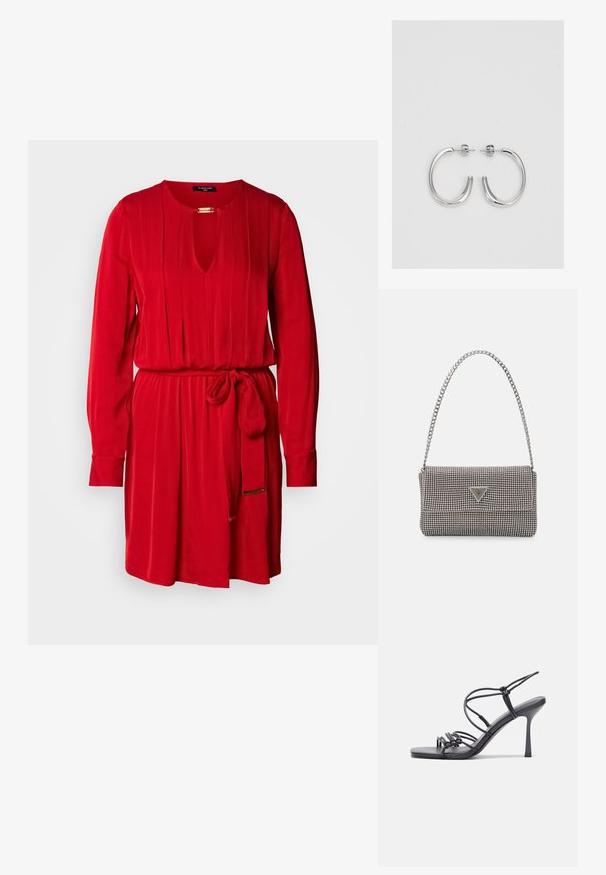 Punane kleit, millel on lõhikuga kaelus, pikad varrukad, volditud disain ja sobiv vöödäis talje ümber. Valmistatud siledast kangast.; Mustad musta värvi kontsandaalid on varustatud peente rihmadega, millel on sõlmekujundus, siledad ruudukujulised varbad ja stiilne stilettokonts.; Helehall metallik handbags, millel on kett, kaunistatud väikeste ümmarguste metallist õmblustega ja kolmnurkse brändi logoga.; Hõbedased rõngaskõrvarõngad, millel on sile ja läikiv pind. Ümar kuju, kerge disain, millel on post-tagumise kinnituse süsteem.
