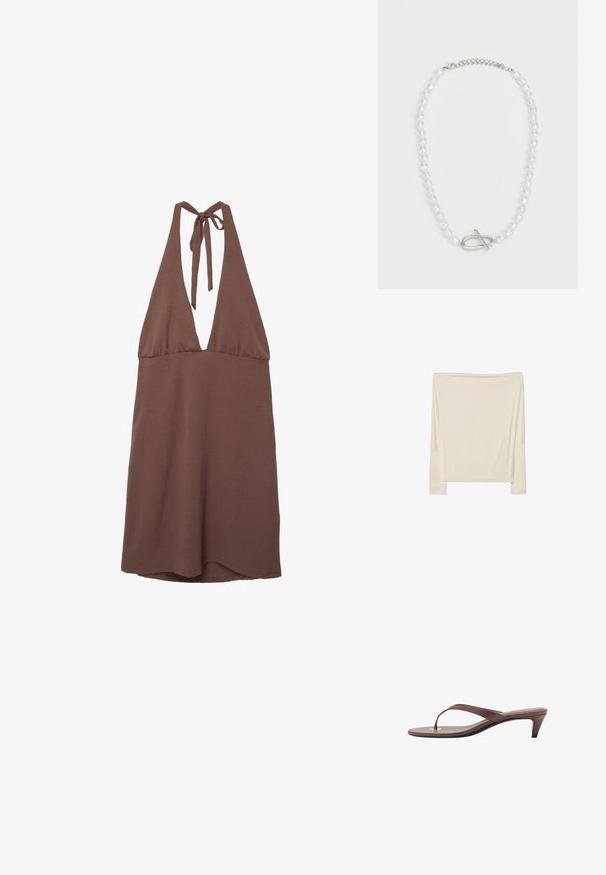 Abito marrone a halter con profondo scollo a V, realizzato in tessuto leggero. Presenta spalline regolabili sul retro e una silhouette fluida.; Maglietta a maniche lunghe di colore avorio, realizzata in tessuto morbido con un taglio relaxed, dotata di scollatura aperta e cuciture delle spalle abbassate.; Infradito con tacco marroni, dotati di una fascia sottile e un puntale arrotondato, con un piccolo dettaglio dorato sulla soletta.; Collana di perle bianche con forme e dimensioni varie, dotata di un fermaglio a chiusura in argento. Texture liscia con finitura lucida.