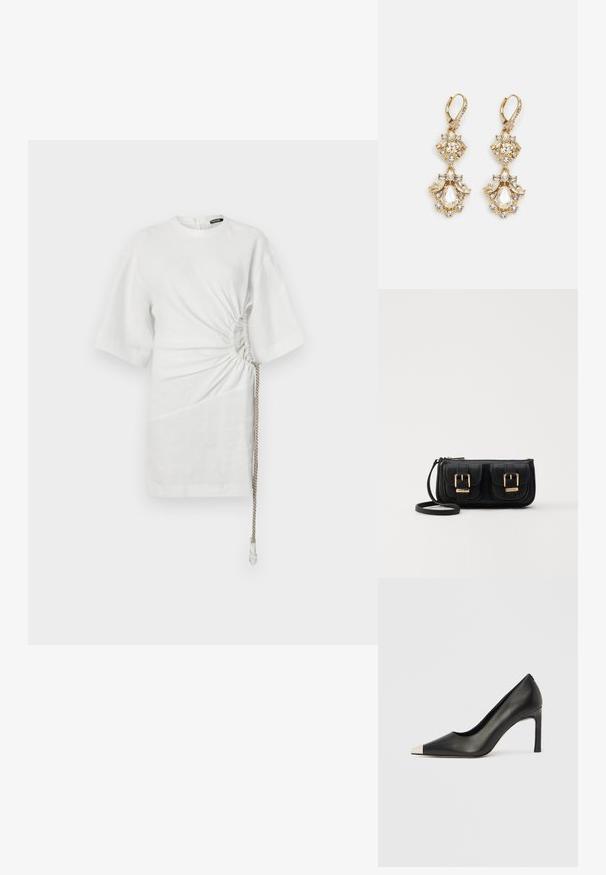 Witte linnen blouse met korte mouwen, voorzien van ingezette zijkanten en een trekkoord detail aan de onderkant voor een aanpasbare pasvorm.; Zwarte leren hoge hak met een spits toelopende neus en een metalen zilverkleurige kap. Heeft een gladde afwerking en een slanke hak van 10 cm.; Zwarte leren schoudertas met twee vo pockets, gouden gespen, ritsluiting en een smalle band. Tekstuur oppervlak en compacte rechthoekige vorm.; Gouden hangoorbellen met een clusterontwerp, versierd met ronde en druppelvormige heldere kristallen, die zich kenmerken door ingewikkelde details.