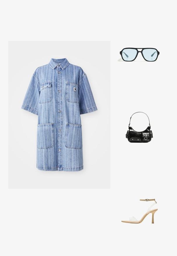 Jeanshemdkleid in Hellblau mit vertikalen Streifen, kurzen Ärmeln, zwei Brusttaschen und einem kleinen Logopatch. Knopfverschluss vorne.; Durchsichtige Sandale mit transparentem Obermaterial, beigem Fußbett und einem schlanken Knöchelriemen. Sie hat eine spitz zulaufende Zehenpartie und einen dünnen, hohen Absatz.; Schwarze Sonnenbrille mit rechteckigen Fassungen, blaufarbenen Gläsern und einem markanten Brückendesign. Schlanke Oberfläche, dezente Textur.; Schwarze Lackleder-Handtasche mit geschwungenem Design, einem Schulterriemen, Vordertaschen und silberfarbenen Hardware-Akzenten.