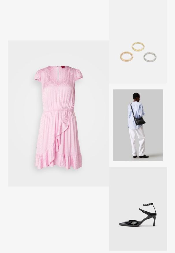 Roosa kleit V-dekoltee, lühikeste kiilukäistega, elastse vöökohtaga ja volangiga hemiga. Omab peeneke tekstuuriga mustrit ja seljal klapi sulgemist.; Mustad nahast mustad kontsad terava ninaga, reguleeritavate pahkluu rihmade ja õhukese kontsaga. Sile tekstuur läikiva viimistlusega.; Must have mustras alasi nahkpatsi, pehme tekstuuriga, kolmnurkse kujuga ja reguleeritava rihmaga, koos helesinise triibulise särgi ja valgete pükstega.; Kolme metallist rõngast: üks roosa kuld, üks kuld tekstuursete aktsentidega ja üks hõbe, kõik sisepoolt graveeritud brändinguga.