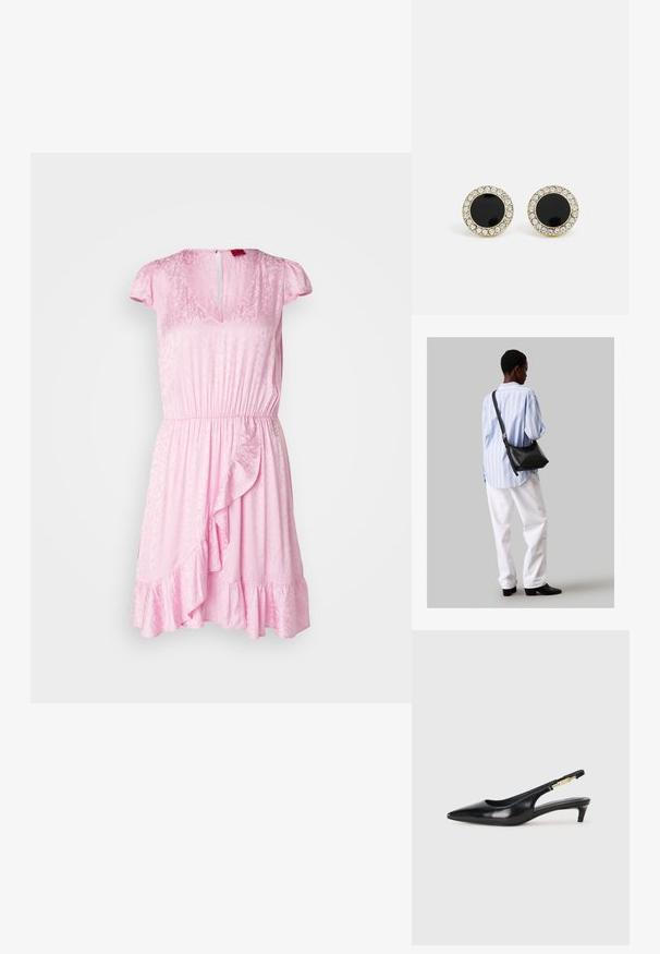 Růžové šaty s výstřihem do V, krátkými překryvnými rukávy, elastickým pasem a volánkovým lemem. Obsahují jemný strukturovaný vzor a zadní uzavření na klíčovou dírku.; Černé kožené boty na podpatku s otevřenou patou a špičatou špičkou, s tenkým podpatkem a zlatým akcentem na nastavitelném pásku. Hladký povrch.; Černá kožená kabelka přes rameno s jemnou texturou, trojúhelníkovým tvarem a nastavitelným popruhem, v kombinaci se světle modrou pruhovanou košilí a bílými kalhotami.; DKNY INLAY STUD - Náušnice - black/gold-coloured