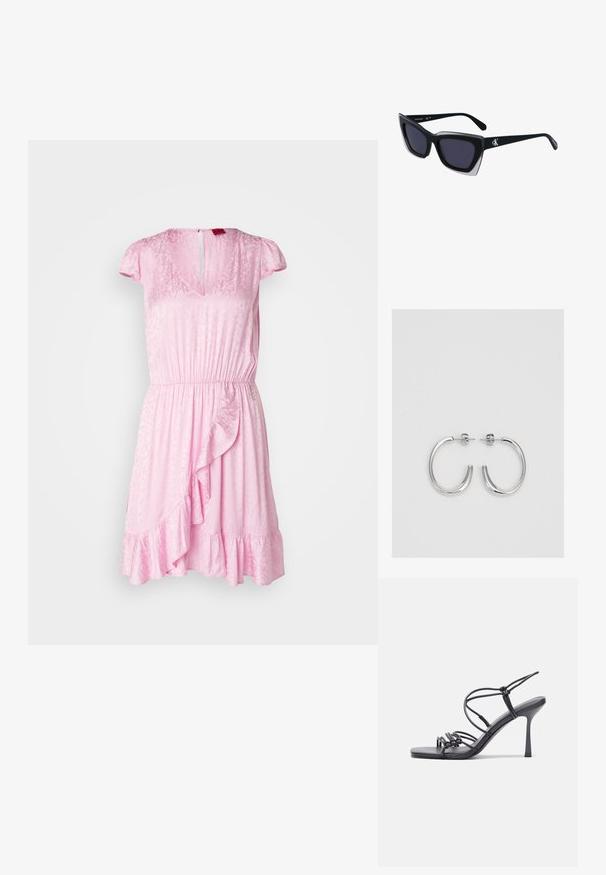 Lyserød kjole med V-udskæring, korte kapærmer, elastisk talje og flæsekanter. Har et subtilt struktureret mønster og nøglehulslukning bagpå.; Sorte højhælede sandaler med tynde stropper og en knyttet design, en glat firkantet tå og en slank stiletto hæl.; Store sorte oversized solbriller med geometrisk form, med mørke linser og en kontrasterende grå detalje på stellet. Logo på armen.; Sølv hoop øreringe med en glat, skinnende overflade. Rundet form, letvægtsdesign med post-back lukning.
