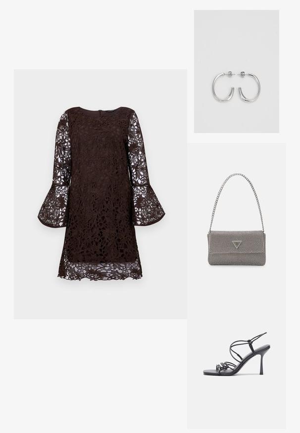 Hnedé čipkované šaty s dlhými zvonovými rukávmi, so vzorom kvetov a okrúhlym výstrihom. Zapínanie na zips na chrbte, dĺžka po kolená.; Čierne sandále na vysokom podpätku majú tenké remienky s uzlovým dizajnom, hladký štvorcový špičku a elegantný stiletto podpätok.; Svetlošedá metalická kabelka s reťazovým popruhom, ozdobená malými kruhovými kovovými štítkami a trojuholníkovým logom značky.; Strieborné kruhové náušnice s hladkým a lesklým povrchom. Okrúhly tvar, ľahký dizajn, s uzáverom na kolík.