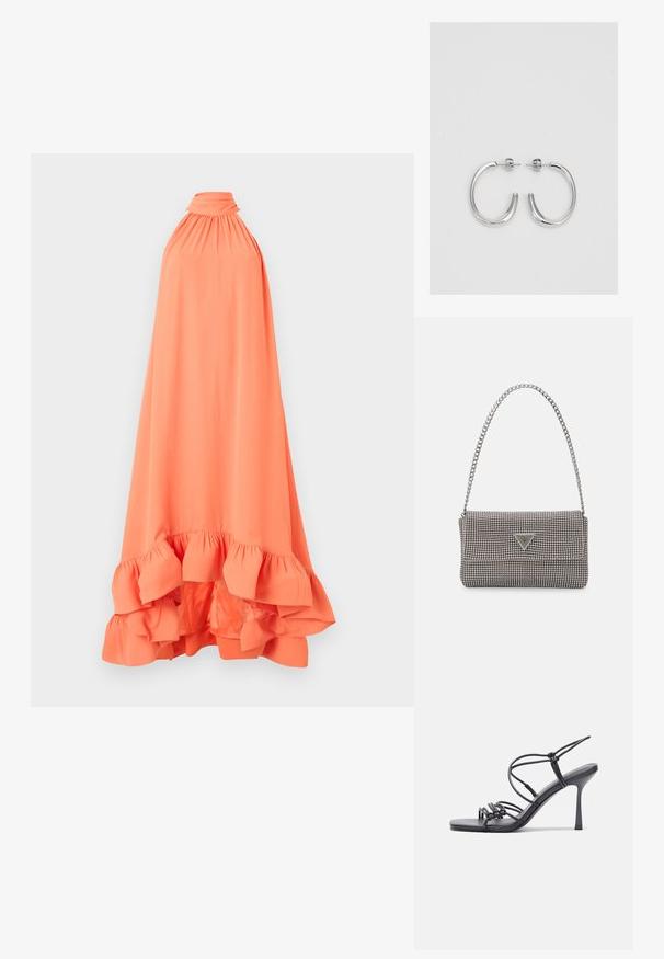 Halter nyakú narancssárga ruha sima anyagból, fodros aljjal és gyűrt részletekkel a nyakrésznél a gazdagabb textúráért.; Fekete magas sarkú szandálok vékony pántokkal, csomózott mintával, sima négyzetes orral és karcsú stiletto sarkal rendelkeznek.; Világosszürke fémes kézitáska lánc pánttal, kis kör alakú fém kifinomult díszítéssel és háromszög alakú márkagéppel.; Ezüst karika fülbevalók sima, fényes felülettel, ívelt formával és postazáras zárral. Minimalista, modern kivitel.