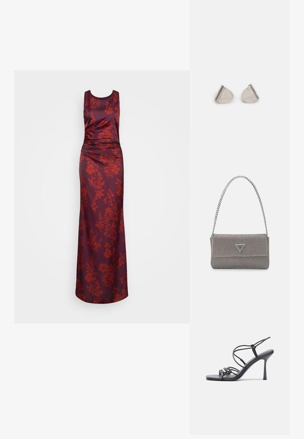 Dlhé, bezrukávové šaty v tmavej burgundskej saténe s kvetinovým vzorom v červenej farbe. Obsahujú priliehavé telo a splývavú sukňu s textúrou.; Čierne sandále na vysokom podpätku majú tenké remienky s uzlovým dizajnom, hladký štvorcový špičku a elegantný stiletto podpätok.; Svetlošedá metalická kabelka s reťazovým popruhom, ozdobená malými kruhovými kovovými štítkami a trojuholníkovým logom značky.; Strieborné kovové náušnice s hladkým tvarom kvapky a lesklým povrchom. Jemné rytiny pridávajú detail. Minimalistický dizajn.