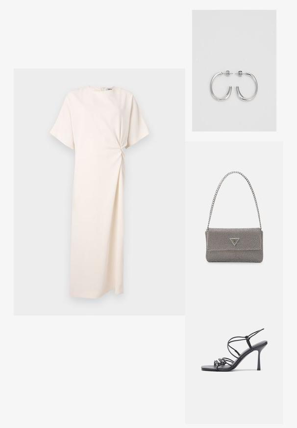Krémové šaty s okrúhlym výstrihom, krátkymi rukávmi a detailom s bočným šúľaním. Vyrobené z hladkej, ľahkej tkaniny.; Čierne sandále na vysokom podpätku majú tenké remienky s uzlovým dizajnom, hladký štvorcový špičku a elegantný stiletto podpätok.; Svetlošedá metalická kabelka s reťazovým popruhom, ozdobená malými kruhovými kovovými štítkami a trojuholníkovým logom značky.; Strieborné kruhové náušnice s hladkým a lesklým povrchom. Okrúhly tvar, ľahký dizajn, s uzáverom na kolík.