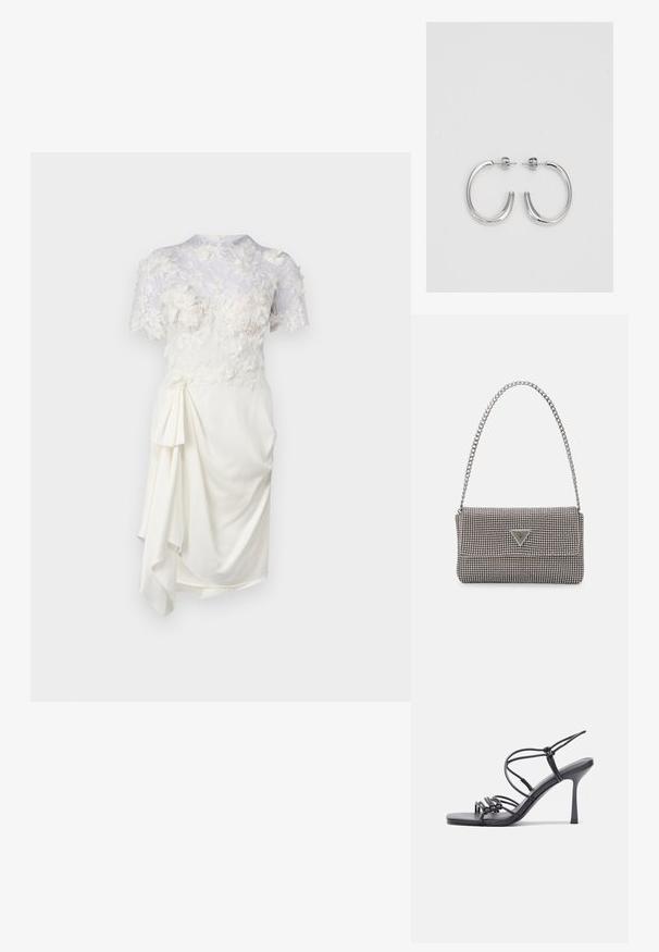 Rochie albă cu dantelă florala, mâneci scurte, corset ajustat și detaliu drapat pe lateral. Textură netedă și țesătură moale.; Sandale negre cu toc înalt au curele subțiri cu un design legat, un vârf pătrat neted și un toc stiletto elegant.; Geantă metalică gri deschis, cu un strap din lanț, decorată cu mici ținte circulare metalice și un logo de marcă triangular.; Cercei rotunzi din argint cu un finisaj neted și strălucitor. Design ușor, având o formă rotundă și închidere cu tijă.