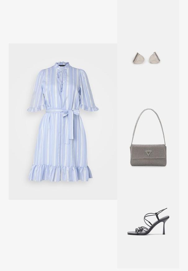 Abito blu chiaro a righe con un colletto sfrangiato, maniche corte sfrangiate, chiusura con bottoni e una cintura coordinata in vita.; Sandali neri con tacco alto presentano sottili cinturini con design annodato, una punta quadrata liscia e un elegante tacco a spillo.; Borsa a mano metallica grigia chiara con tracolla a catena, impreziosita da piccoli chiodi metallici circolari e da un logo triangolare del marchio.; Orecchini in metallo argentato con forma a goccia liscia e finitura lucida. Incisioni sottili aggiungono dettagli. Design minimalista.