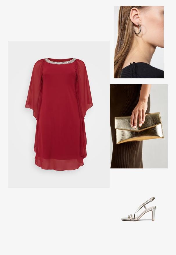 Červené šifónové šaty s širokým výstřihem ozdobeným stříbrným flitrovým lemem a volnými rukávy pro volný, elegantní střih.; Metalické stříbrné sandály na vysokém podpatku s otevřenou špičkou, které mají tři tenké pásky přes nohu a pásek kolem kotníku s přezkou.; Zlatá metalická kabelka typu clutch s hladkým povrchem, s trojúhelníkovým zavíráním. Ruka, která ji drží, má pečlivě upravené nehty.; Stříbrný kruhový náušník s lesklým povrchem, zdobený malými zlatými akcenty, v kulatém tvaru, nošený na lalůčku.