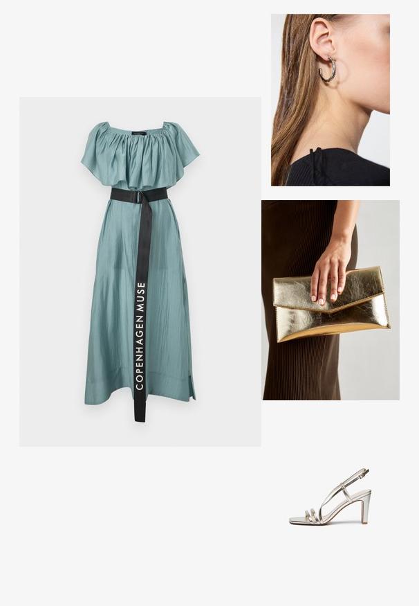 Rochie lungă, fluidă, dintr-un material teal pal, cu un decolteu strâns sub umeri și o curea neagră în talie, pe care este scris textul "COPENHAGEN MUSE".; Sandalie cu toc înalt, metalice, argintii, cu vârful deschis, având trei bretele subțiri peste picior și o bretea pentru gleznă cu cataramă.; Geantă de mână metalică aurie cu o textură netedă, având un închizător în formă de triunghi. Mâna care o ține are unghii frumos îngrijite.; Cercel din argint cu un finisaj polișat, având detalii mici din aur și o formă rotundă, purtat pe lobul urechii.