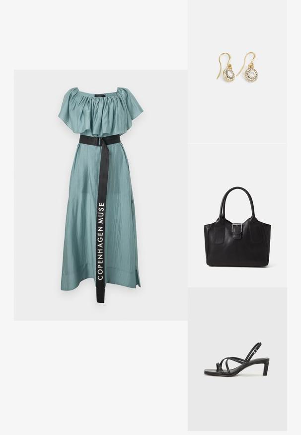 Dlouhé, volné šaty v tlumené barvě tealu s nařaseným výstřihem nad ramena a černým páskem v pase s textem "COPENHAGEN MUSE".; Černé sandály na tenkém podpatku se čtveratou špičkou a nízkým blokovým podpatkem. Mají několik tenkých popruhů a nastavitelné zapínání okolo kotníku. Vyrobeny z hladké kůže.; Černá kožená tote taška s hladkým povrchem, strukturovaným tvarem, dvěma uchy a výrazným stříbrným detailem s přezkou na přední straně.; Náušnice ve zlatém tónu s oválnými průhlednými krystaly obklopenými menšími průhlednými kameny, se zapínáním na háček pro bezpečné nošení.
