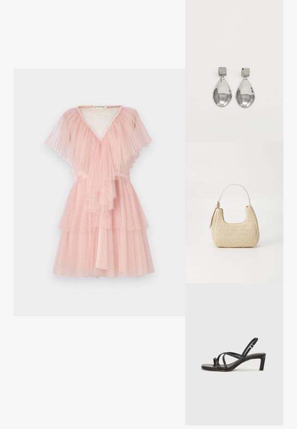 Rózsaszín tüllruha réteges fodrokkal, V-nyakkivágással és szalag díszítéssel a deréknál. Könnyű és áttetsző textúra.; Fekete pántos szandál négyzetes orral és alacsony blokk sarkal. Több vékony pánttal és állítható boka pánttal rendelkezik. Sima bőrből készült.; Bézs színű, fonott szalmakézitáska ívelt formával, rövid fogantyúval és oldalsó cipzárral. Texturált felülettel és minimalista dizájnnal rendelkezik.; Ezüst csepp fülbevalók négyzet alakú fülbevalóval, sima, fényes felülettel és csepp formával, amely fényt tükröz egy fényes felületen.