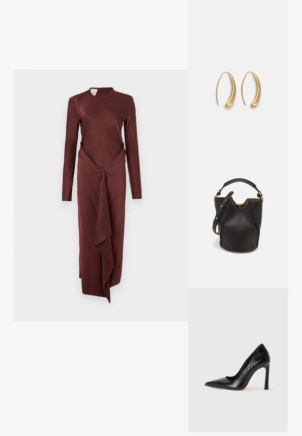 Bordová dlhá šaty s dlhými rukávmi a vysokým výstrihom, s uzlovým dizajnom v oblasti pásu a splývavou drapériou sukne. Hladká textúra látky po celom obvode.; Čierna lodička s špicatou špičkou a lakovanou textúrou krokodíla, s elegantným dizajnom, vysokým stiletto podpätkom a hladkým čiernym interiérom.; Čierna kožená vedro taška s textúrovaným povrchom, zlatými kovovými detailami a otvoreným vrcholom. Obsahuje krátku rukoväť a nastaviteľný ramenný popruh.; Náušnice vo forme zlatých kovových kruhov s zakriveným, predĺženým tvarom. Majú hladký, lesklý povrch a zaoblený koniec pre pridanie detailu.