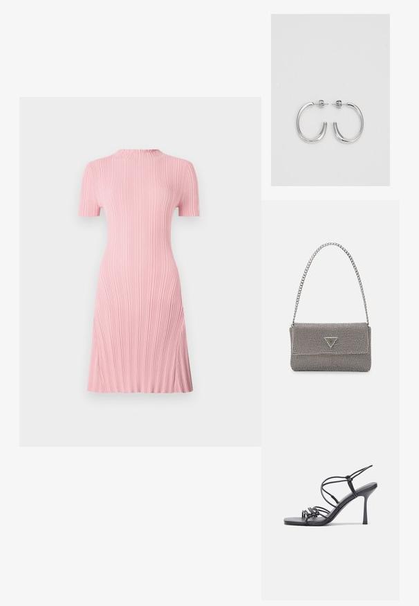 Térd hosszúságú, rózsaszín ruha rövid ujjakkal, bordázott textúrával, enyhe fodorral a nyaknál, és A-vonalú fazonnal. Sima felület.; Fekete magas sarkú szandálok vékony pántokkal, csomózott mintával, sima négyzetes orral és karcsú stiletto sarkal rendelkeznek.; Világosszürke fémes kézitáska lánc pánttal, kis kör alakú fém kifinomult díszítéssel és háromszög alakú márkagéppel.; Ezüst karika fülbevalók sima, fényes felülettel. Lekerekített forma, könnyű kialakítással, tűs zárómechanizmussal.
