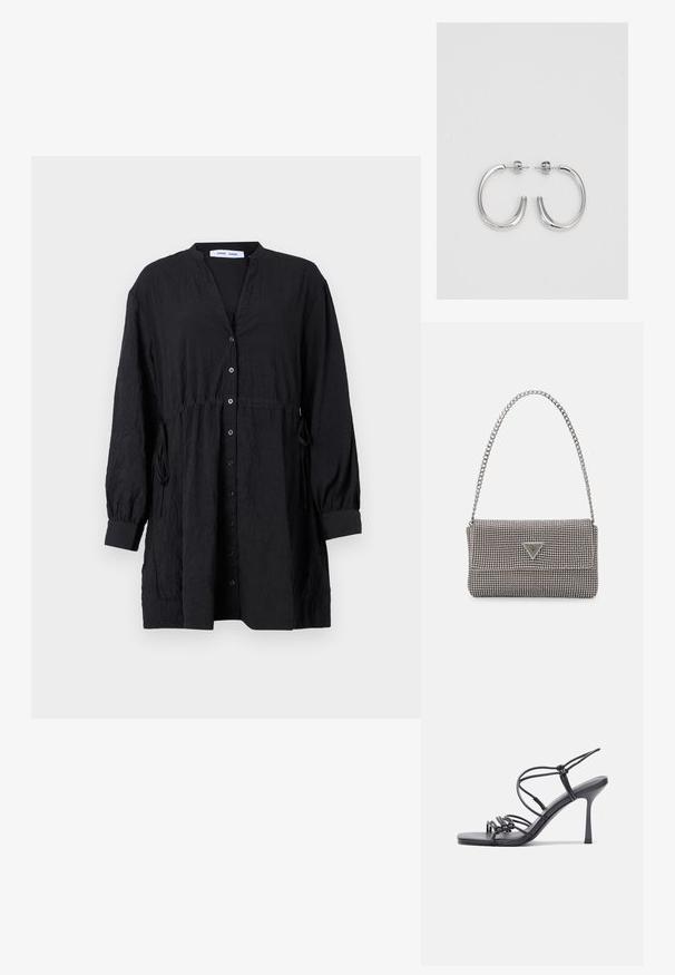 Fekete gombos ing, texturált anyagból, V-nyakkal, hosszú ujjal, mandzsettával és állítható húzózsinórral az derékrészen.; Fekete magas sarkú szandálok vékony pántokkal, csomózott mintával, sima négyzetes orral és karcsú stiletto sarkal rendelkeznek.; Világosszürke fémes kézitáska lánc pánttal, kis kör alakú fém kifinomult díszítéssel és háromszög alakú márkagéppel.; Ezüst karika fülbevalók sima, fényes felülettel, ívelt formával és postazáras zárral. Minimalista, modern kivitel.