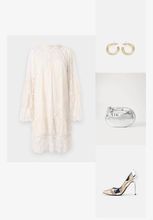 Vestido de renda em off-white, com um decote alto, mangas longas e franzidas, e um design em camadas com padrões florais delicados e um tecido texturizado.; Sapato de salto alto com bico fino, em tons de prata, dourado e nude. Acabamento brilhante com design recortado, apresentando um salto stiletto.; Saco metálico prateado com uma forma suave e arredondada e um fecho em topo atado. Feito de material de imitação de couro suave.; Brincos em argola dourados com um acabamento liso e brilhante. Design circular com um pequeno pino e suporte transparente para um uso seguro.