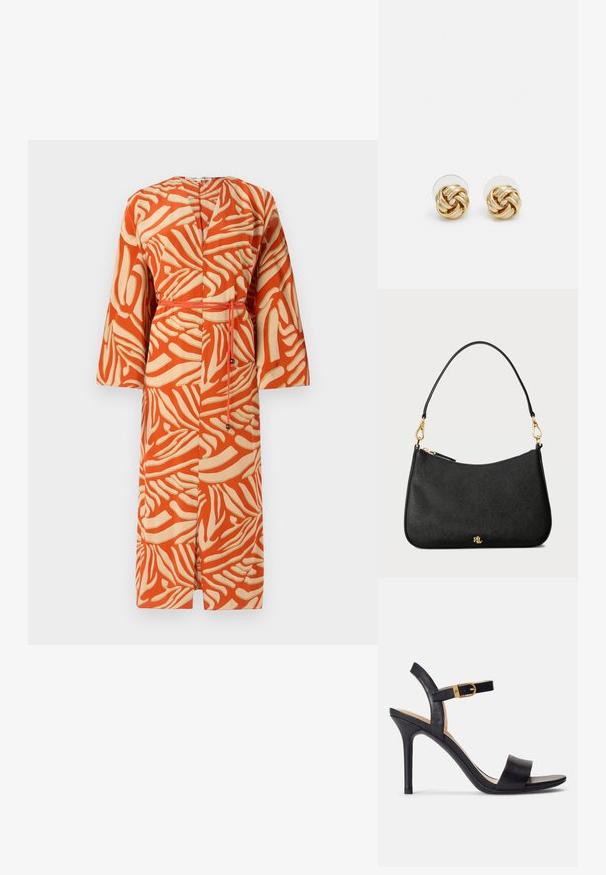 Ilga suknelė oranžinės ir grietinėlės spalvos su banguotu raštu. Yra diržo juosmuo ir plačios rankovės. Pagaminta iš lengvo audinio, atvira priekinė dalis.; Juodos aukštakulnės sandalai, turintys lygaus odos paviršiaus, atvirą pirštą ir vienos juostos dizainą su auksiniu užsegimu.; Juodas odinis rankinukas su struktūrizuotu dizainu, turintis užtrauktuko užsegimą, nuimamą dirželį ir auksinius aksesuarus.; Aukso spalvos mazgo auskarai su sukimo dizainu. Kiekvienas auskaras turi apvalų skaidrų pagrindą, užtikrinantį saugų dėvėjimą.