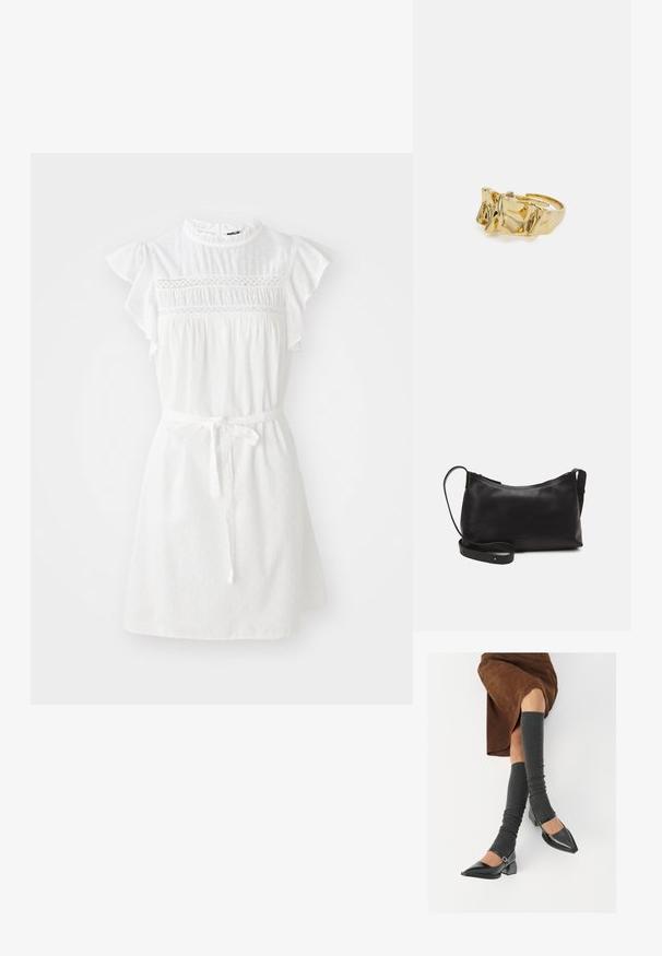 Bela obleka s kratkimi volanastimi rokavi, smočeno telo in pasom s trakom. Ima subtilen teksturiran pikčast vzorec in visok ovratnik.; Črne lakirane čevlje s pointy prsti in blok peto ter z naramnicami za gleženj, ki jih kombiniramo s sivimi rebrastimi nogavicami in rjavim suknjičem iz usnja.; Črna usnjena torba čez ramo z gladko teksturo, ukrivljeno obliko, nastavljivim trakom in zadrgo. Minimalističen dizajn brez okrasnih detajlov.; Zlati prstan z teksturiranim, valovitim dizajnom, ki ima tri izrazite vrhove. Gladka, sijoča površina z odprtim pasom za prilagodljivo prileganje.