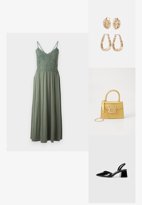 Grünes Maxikleid mit einem Häkel-Oberteil und Spaghetti-Trägern, das einen fließenden unteren Teil aus weicher, leichter Stoff hat.; Schwarze Lackleder-Slingback-High Heels mit spitzem Schuh und einem geometrischen Blockabsatz. Verfügt über ein schlankes, minimalistisches Design und eine glatte Textur.; Gelbe Kunstleder-Handtasche im Krokodil-Look mit strukturiertem Design, Obergriff, abnehmbarem Kettenriemen und dekorativer Kristallverzierung am Verschluss.; Ohrringe in Goldoptik mit strukturierten, gewellten Formen. Beinhaltet skulpturale Clip-Ohrringe und ein offenes Hoop-Design mit gehämmertem Finish.