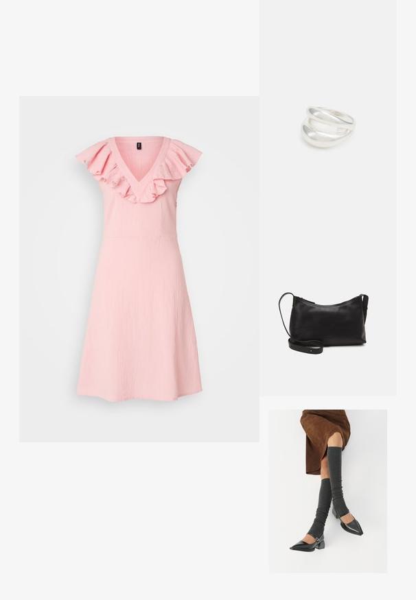 Roza obleka z V-izrezom in nabrano ramenskim rokavom, izdelana iz lahkotnega materiala. Krilo se razširja in sega nad koleno z teksturiranim zaključkom.; Črne lakirane čevlje s pointy prsti in blok peto ter z naramnicami za gleženj, ki jih kombiniramo s sivimi rebrastimi nogavicami in rjavim suknjičem iz usnja.; Črna usnjena torba čez ramo z gladko teksturo, ukrivljeno obliko, nastavljivim trakom in zadrgo. Minimalističen dizajn brez okrasnih detajlov.; Srebrn dvojni prstan z gladko, polirano površino. Ima tekoč, ukrivljen dizajn z prekrivajočimi se sekcijami za sodoben videz.