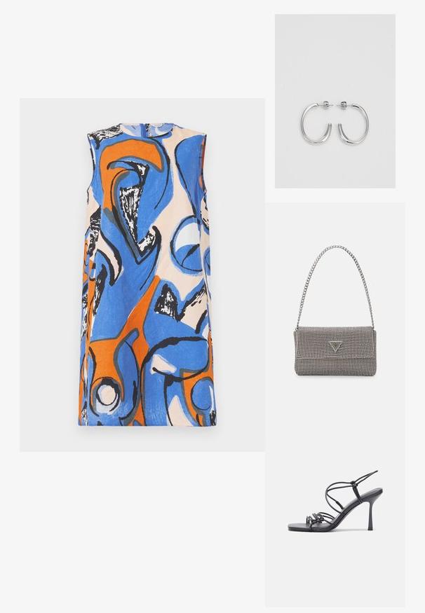 Marimekko ANEMONET ELDFAMN - Päevakleit - blue/peach/orange; Mustad musta värvi kontsandaalid on varustatud peente rihmadega, millel on sõlmekujundus, siledad ruudukujulised varbad ja stiilne stilettokonts.; Helehall metallik handbags, millel on kett, kaunistatud väikeste ümmarguste metallist õmblustega ja kolmnurkse brändi logoga.; Hõbedast rõngaskõrvarõngad sileda ja läikiva pinnaga, kõveriku kujuga ning postitaksega sulgur. Minimalistlik disain kaasaegse viimistlusega.