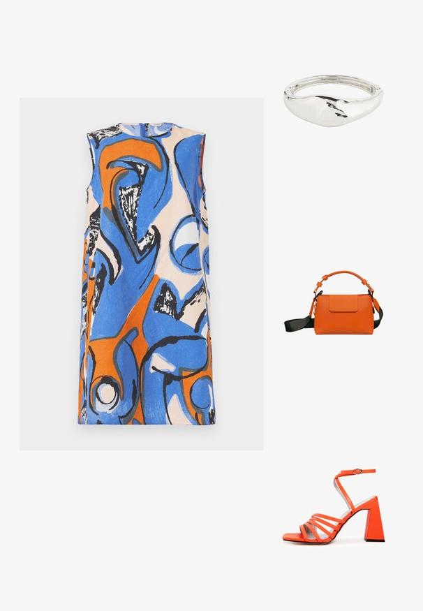 Marimekko ANEMONET ELDFAMN - Vapaa-ajan mekko - blue/peach/orange; Oranssi korkopohjainen sandaali, jossa on useita kapeita hihnoja ja nilkkasolki. Sileä pinta ja neliönmuotoinen kärki. Tasainen musta ulkopohja.; Oranssi nahkakäsilaukku, jossa on irrotettava musta hihna, yläkahva, läppäkiinnitys ja hienovaraiset ompeluompelukset. Logo on kuvioitu etuosassa.; Hopeasävyinen metallisormus, joka on orgaanisesti aaltoilevassa muodossa. Pintakerroksessa on kiiltävä viimeistely ja tekstuuri, jossa on pieniä suurennoksia.