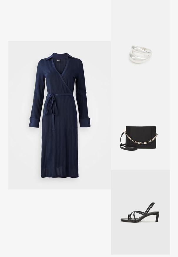 Tamsiai mėlyna apvalkalo suknelė su vertikaliai ruožuotu tekstūru, ilgomis rankovėmis, mygtukais uždarytomis rankovėmis ir surišamu juosmens akcentu.; Juodi šlepetės su kvadratiniu pirštu ir žemu bloku kulnu. Yra keli ploni dirželiai ir reguliuojamas kulkšnies diržas. Pagaminti iš lygios odos.; Juodas odinis per petį nešiojamas krepšys turi lygų paviršių, stačiakampio formą ir metalinę grandinėlę priekyje. Pridedama reguliuojama dirželis.; Sidabrinis dvigubas žiedas su lygiu, poliruotu paviršiumi. Pasižymi sklandžiu, kreiptu dizainu su persipinančiomis dalimis, suteikiančiomis modernų išvaizdą.