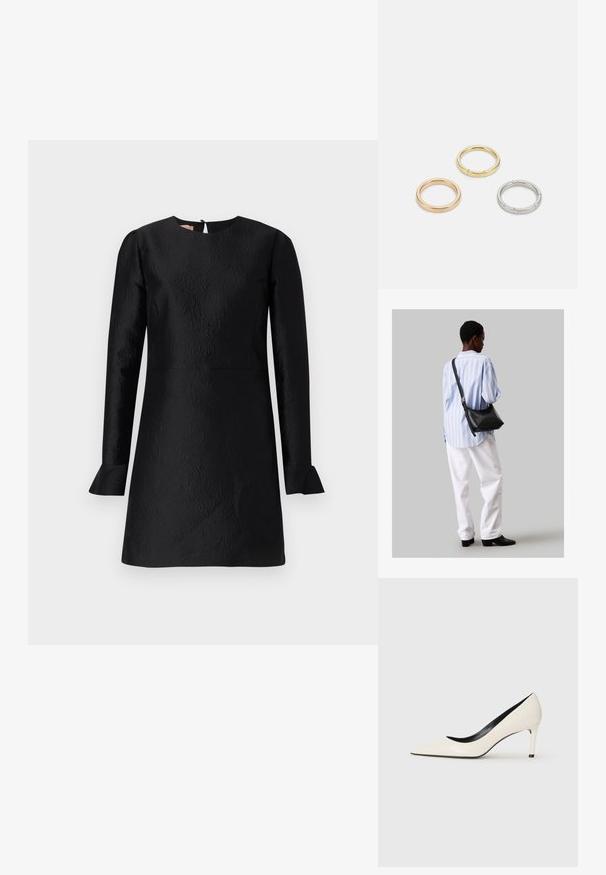 Čierne šaty s dlhými rukávmi, textúrovaným vzorom, okrúhlym výstrihom a rozšírenými manžetami. Obsahujú zapínanie na kľúčovú dierku na chrbte.; Biele lakkované vysoké podpätky s ostrou špičkou, úzkym podpätkom a čiernym interiérovým detajlom. Hladká textúra a elegantný dizajn.; Čierna kožená ramenná taška so mäkkou textúrou, trojuholníkovým tvarom a nastaviteľným popruhom, skombinovaná s svetlomodrou pruhovanou košeľou a bielymi nohavicami.; Triumf kovových prsteňov: jeden v ružovom zlate, jeden zlatý s textúrovanými akcentmi a jeden strieborný, všetky s gravírovaným logom na vnútornej strane.; Triumf kovových prsteňov: jeden v ružovom zlate, jeden zlatý s textúrovanými akcentmi a jeden strieborný, všetky s gravírovaným logom na vnútornej strane.