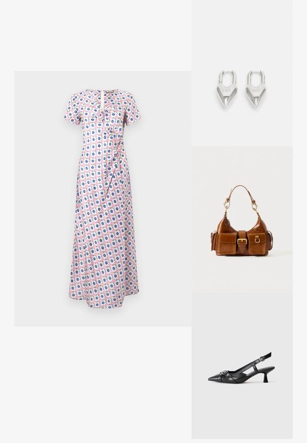 Blomster maxi kjole med korte ærmer, med et mønster i pink, blå og hvid, en tætsiddende talje og en flæse detalje langs fronten.; Sort lædersandal med spids tå, dekorative stropper med metaløjer og en lav blokhæl. Struktureret overflade.; Brun læder håndtaske med en buet form, dobbelt hardware i guldtoner, to frontlommer og en bred skulderrem. Glat tekstur med en elegant finish.; Sølv hjerteformede hængelåse med indgraveret "JA" og "NEJ" tekst, poleret finish, symmetrisk design og en robust metalklap.