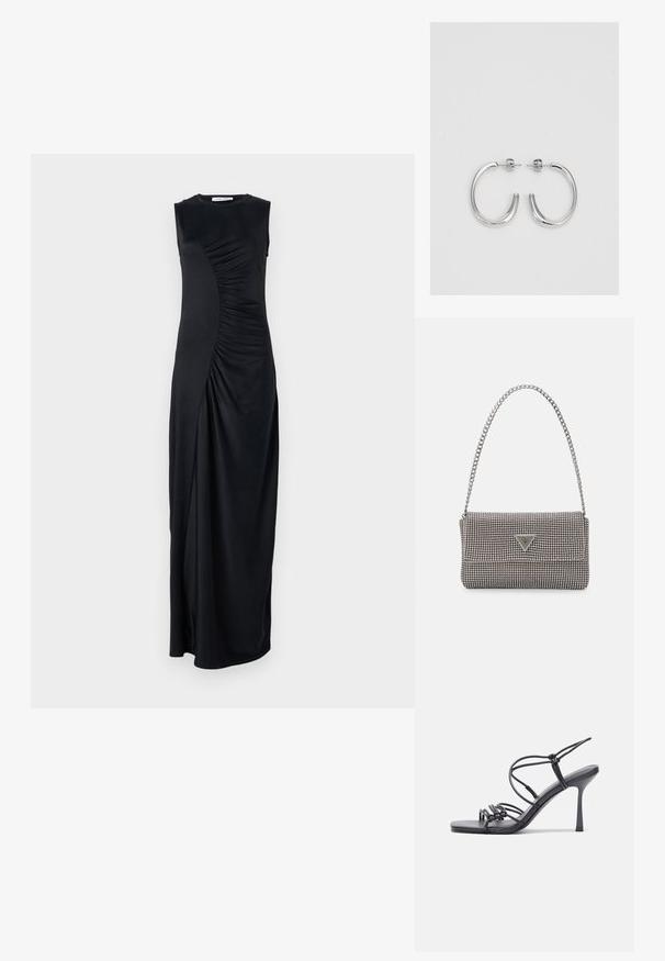 Črna brezramenska maksi obleka z drapiranjem po strani, izdelana iz gladkega blaga; ima okroglo ovratnico in prilega silhueto.; Črne visoke sandale na peto imajo tanke naramnice z vozlom, gladek kvadratni toe in eleganten stiletto peto.; Svetlo siva kovinska torbica z verižnim ročajem, okrašena z majhnimi okroglimi kovinskimi bleščicami in trikotnim logotipom blagovne znamke.; Srebrne obročaste uhane z gladko, sijočo površino. Zaobljena oblika, lahka zasnova, z zapiranjem na zatič.