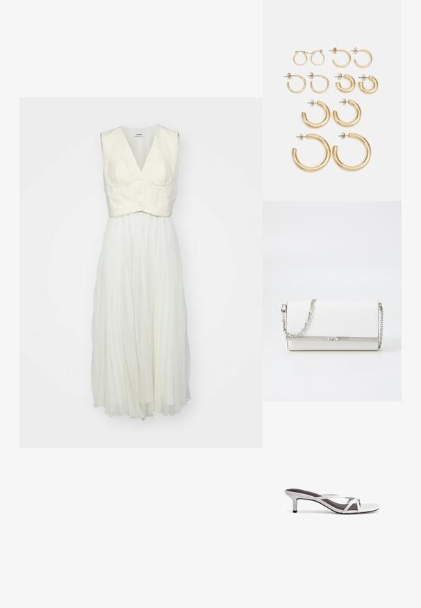 sandro ROBE - Kasdienė suknelė - ecru; Sidabriniai sandalai su kryžminiu dirželiu, lygiu paviršiumi ir smailiu pirštu. Kulno aukštis yra maždaug du coliai.; MICHAEL Michael Kors MONA - Rankinė per petį - optic white; Aukso didelių ir mažų auskarų rinkinys, pasižymintis įvairiomis dydžio ir dizaino variacijomis, įskaitant mažus, vidutinius ir didelius stilius, su lygiu metaliniu paviršiumi.