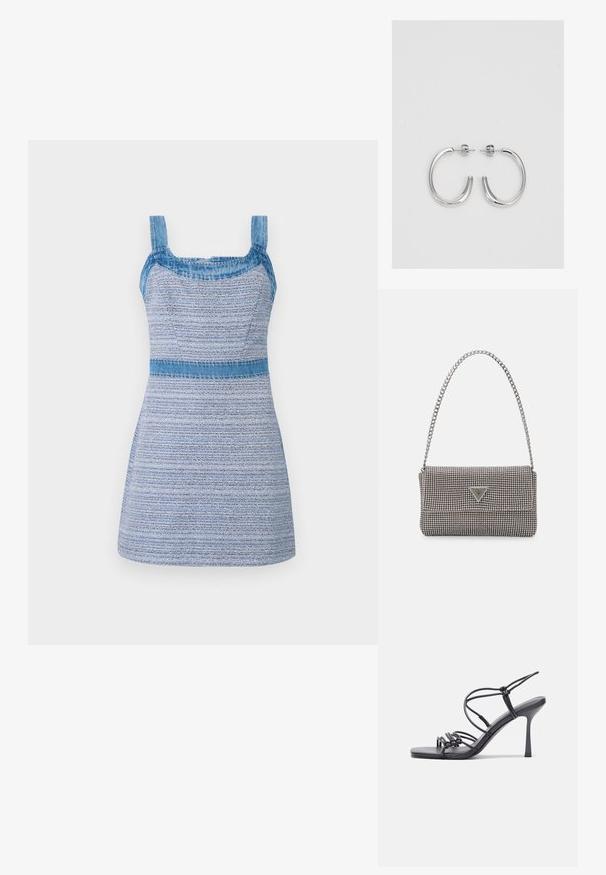 Haljina od teksasa i teksturirane tkanine sa kvadratnim naramenicama, uskim korzetom i lepršavom suknjom. Sadrži plave nijanse i horizontalni prugasti uzorak.; Crne sandale na visokoj potpetici imaju tanke trake s čvorastim dizajnom, glatki kvadratni vrh i elegantnu stiletto petu.; Svijetlosivi metalik ruksač s lancem, ukrašen malim okruglim metalnim zakovicama i trokutastim logotipom marke.; Srebrne naušnice u obliku obruča sa glatkom, sjajnom površinom, zakrivljenog oblika i zatvaranjem na čep. Minimalistički dizajn s modernim završetkom.
