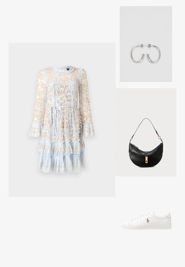 Modra tila obleka z dolgimi rokavi, volanastimi manšetami, cvetličnim vezenjem v zlati barvi, plastičnim krojem in pasom za prilagajanje.; Bela usnjena teniski čevlji, nizki model, z gladko teksturo, okrogle konice, vezavi spredaj ter majhnim vezenim logotipom na strani.; Črna usnjena torbica v obliki polmeseca. Ima zlato kovinsko dekoracijo in ozek trak. Gladka tekstura, z zadrgo na vrhu.; Srebrne uhančke v obliki obroča z gladko, sijočo površino, ukrivljene oblike in zapiranjem na zatič. Minimalistična zasnova z modernim zaključkom.