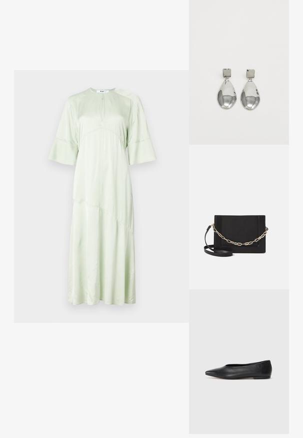 DAY Birger et Mikkelsen CAMILLA - Koktejlové šaty / šaty na párty - green; Černé kožené baleríny, špičatá špička, minimalistický design, hladký povrch, nízký podpatek, žádné viditelné kovové prvky nebo ozdoby.; Černá kožená crossbody taška s hladkým povrchem, obdélníkovým tvarem a kovovým řetízkem na přední straně. Součástí je nastavitelný popruh.; Stříbrné kapkové náušnice se čtvercovou například, s hladkým, lesklým povrchem a kapkovým tvarem, odrážející světlo lesklým povrchem.